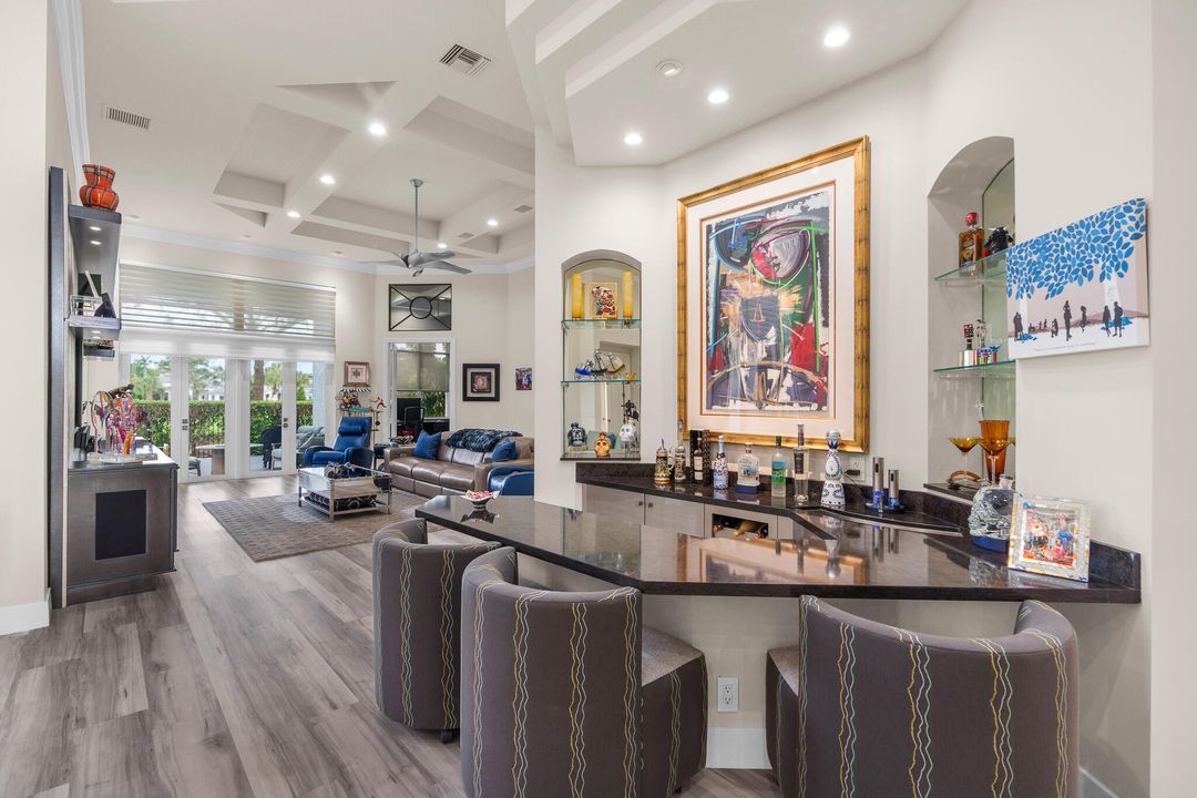 合同活跃: $3,500,000 (5 贝兹, 4 浴室, 4750 平方英尺)