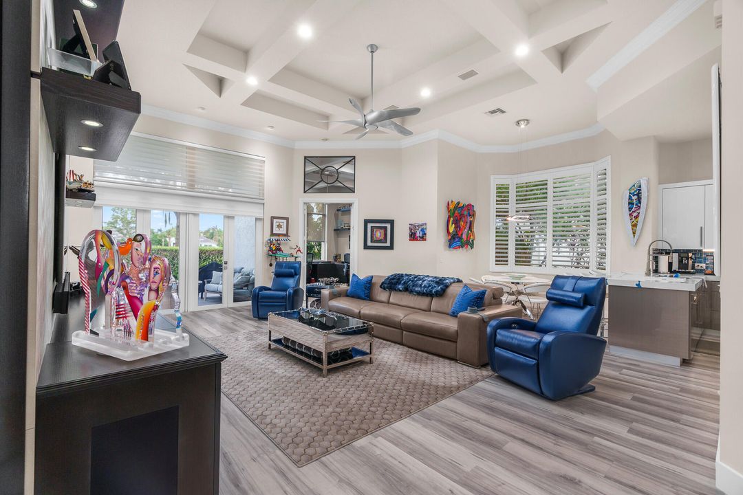 合同活跃: $3,500,000 (5 贝兹, 4 浴室, 4750 平方英尺)