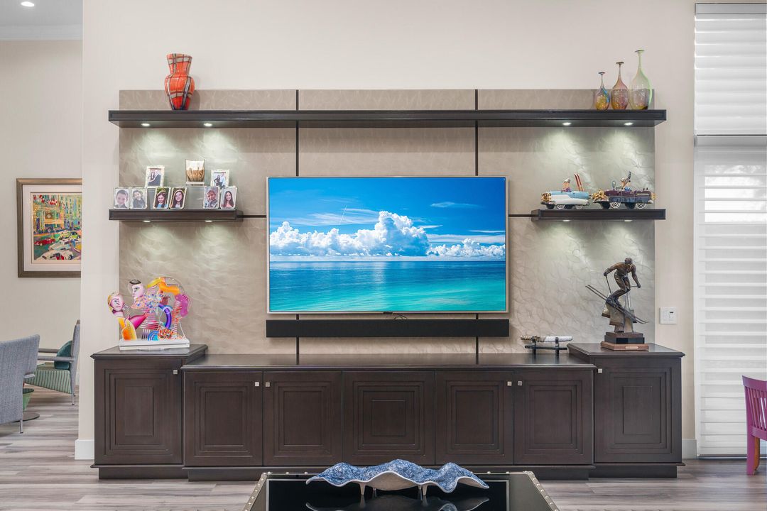 合同活跃: $3,500,000 (5 贝兹, 4 浴室, 4750 平方英尺)