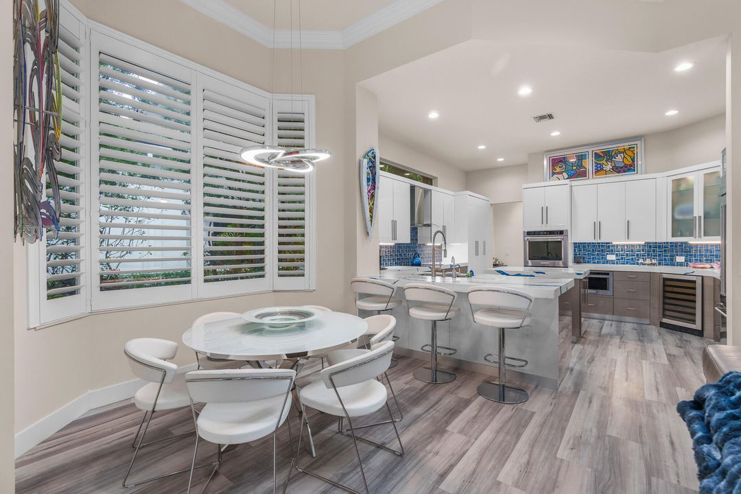 合同活跃: $3,500,000 (5 贝兹, 4 浴室, 4750 平方英尺)