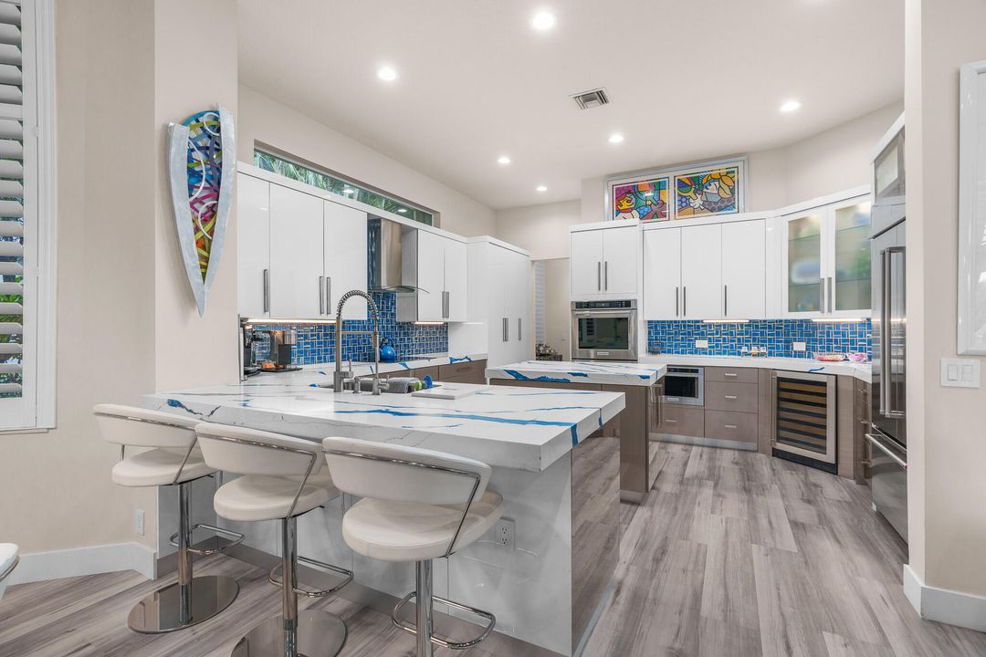 合同活跃: $3,500,000 (5 贝兹, 4 浴室, 4750 平方英尺)