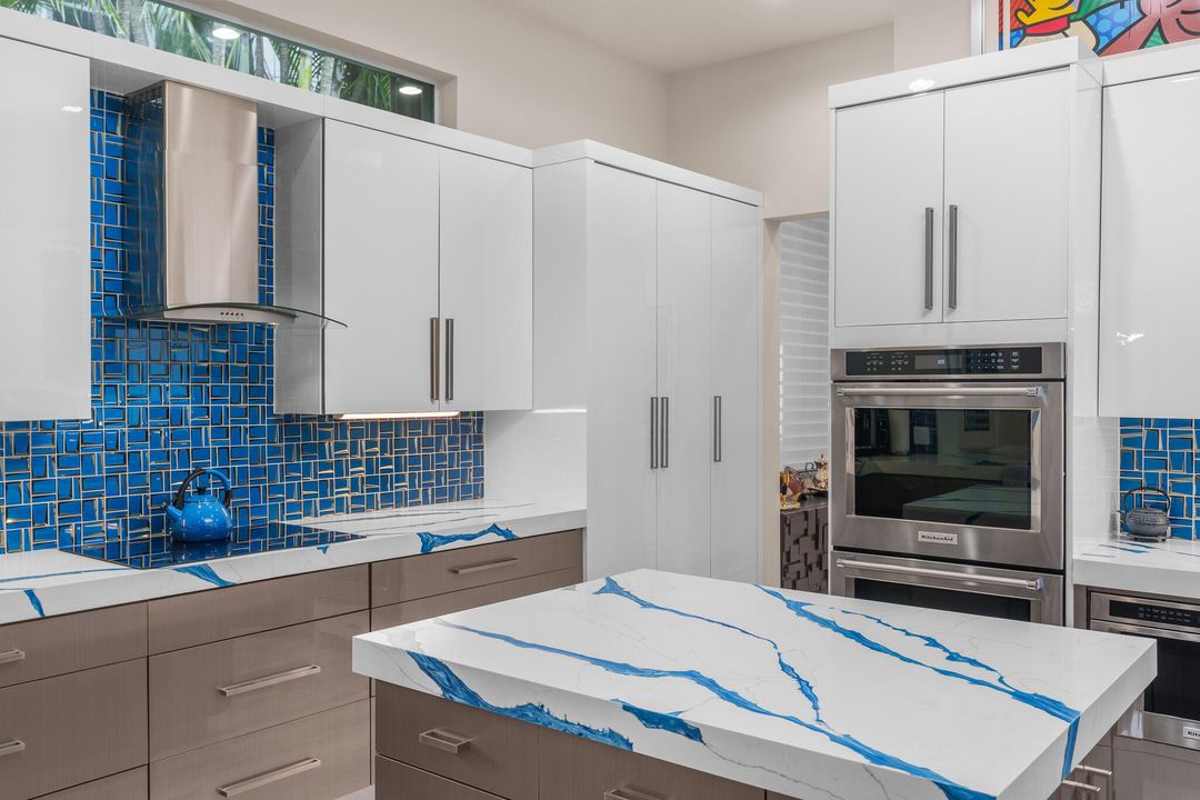 合同活跃: $3,500,000 (5 贝兹, 4 浴室, 4750 平方英尺)