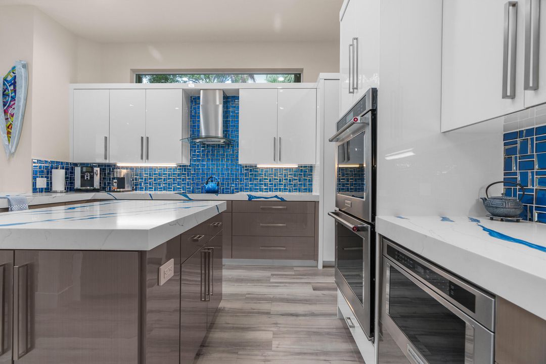 合同活跃: $3,500,000 (5 贝兹, 4 浴室, 4750 平方英尺)