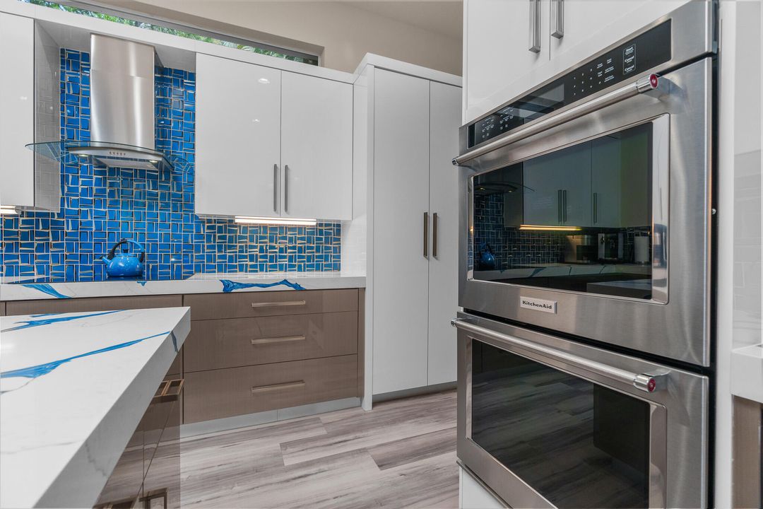 合同活跃: $3,500,000 (5 贝兹, 4 浴室, 4750 平方英尺)