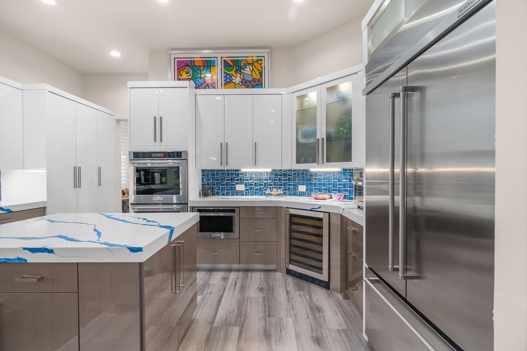 合同活跃: $3,500,000 (5 贝兹, 4 浴室, 4750 平方英尺)