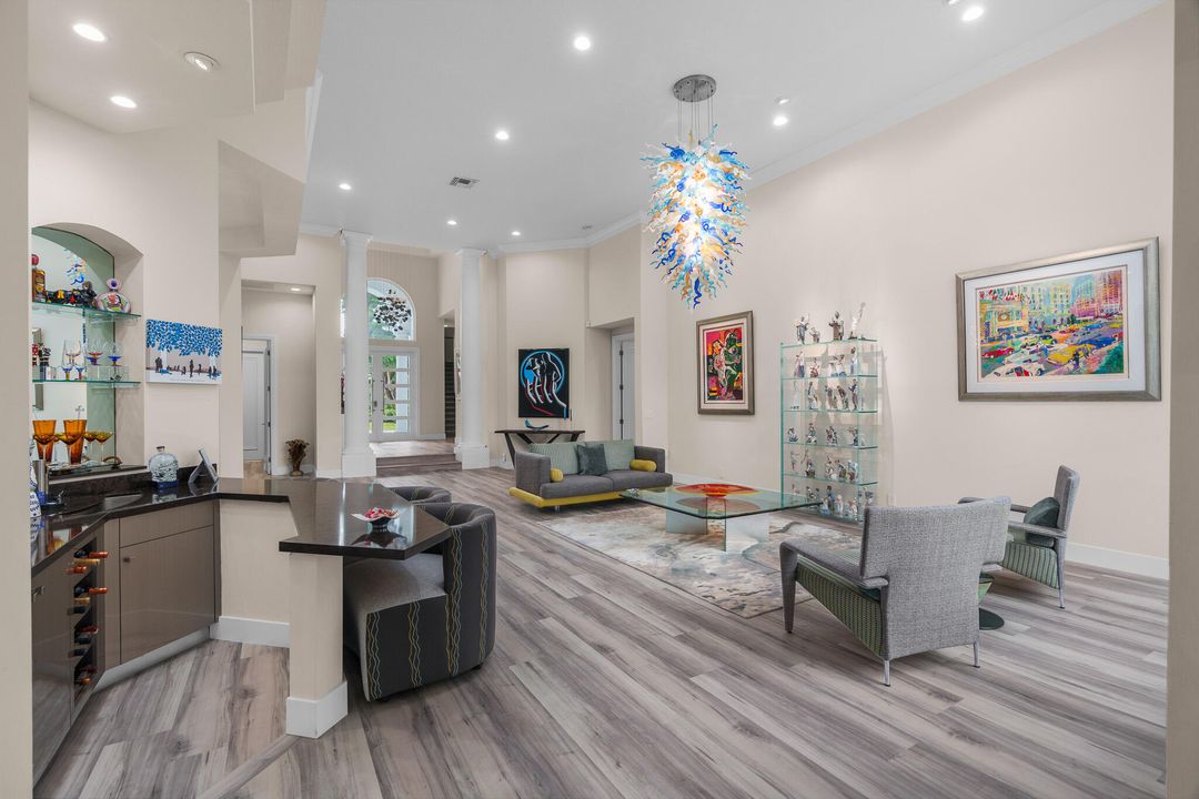 合同活跃: $3,500,000 (5 贝兹, 4 浴室, 4750 平方英尺)