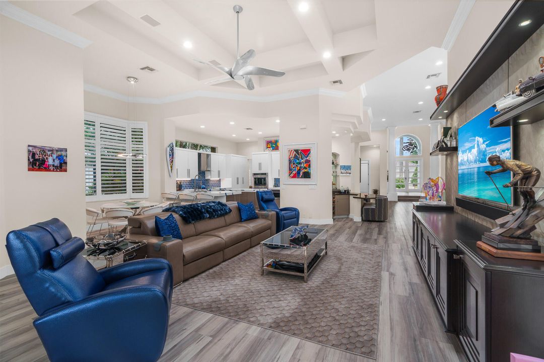 合同活跃: $3,500,000 (5 贝兹, 4 浴室, 4750 平方英尺)