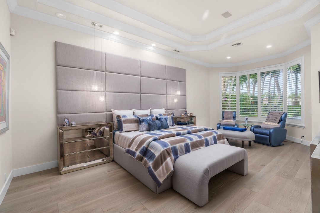 合同活跃: $3,500,000 (5 贝兹, 4 浴室, 4750 平方英尺)