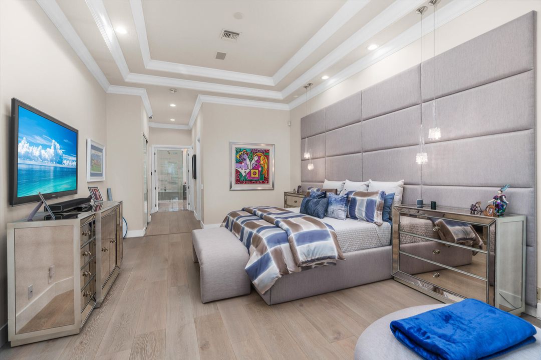 合同活跃: $3,500,000 (5 贝兹, 4 浴室, 4750 平方英尺)