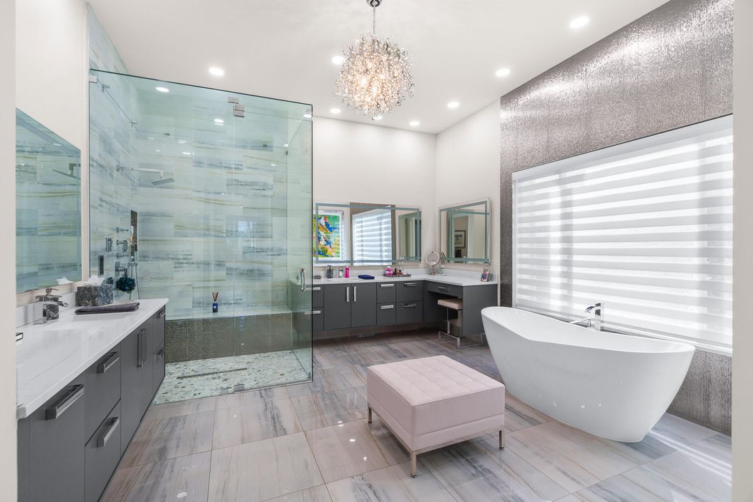 合同活跃: $3,500,000 (5 贝兹, 4 浴室, 4750 平方英尺)