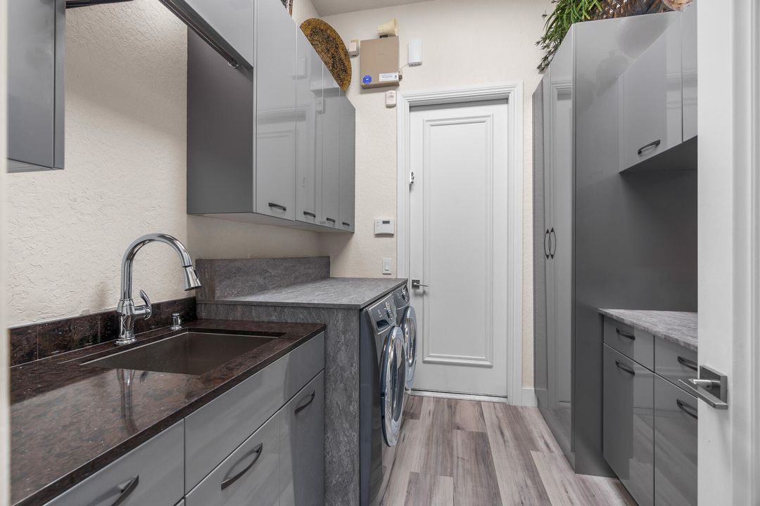 合同活跃: $3,500,000 (5 贝兹, 4 浴室, 4750 平方英尺)