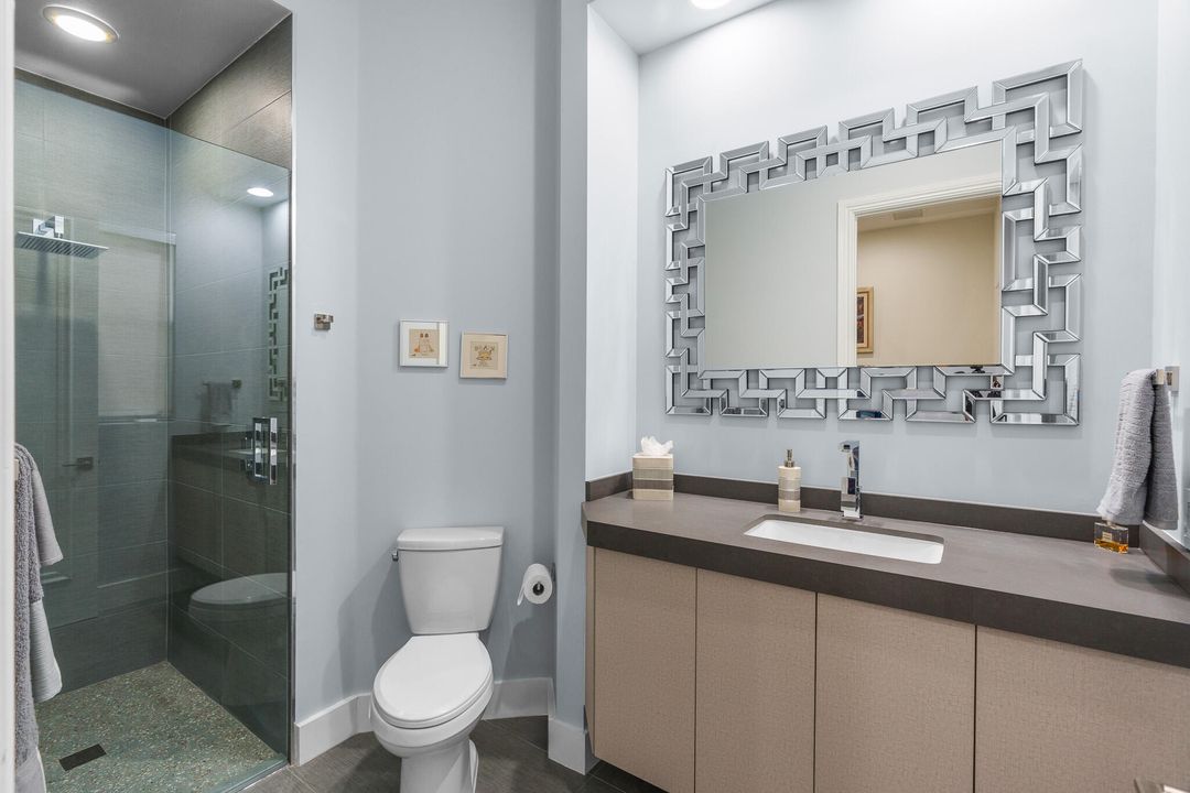 合同活跃: $3,500,000 (5 贝兹, 4 浴室, 4750 平方英尺)