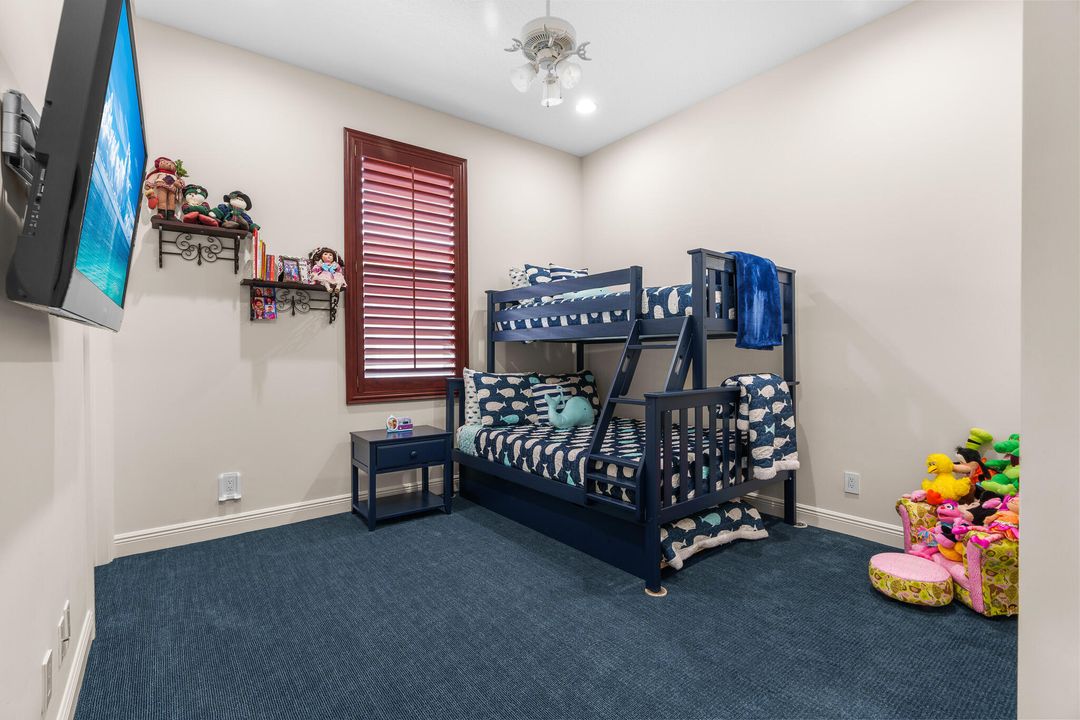 合同活跃: $3,500,000 (5 贝兹, 4 浴室, 4750 平方英尺)