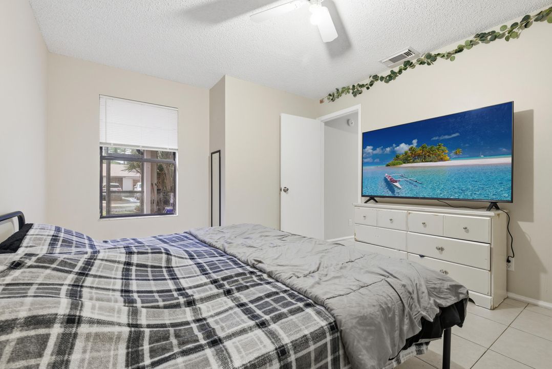 For Sale: $159,900 (2 beds, 2 baths, 1005 Square Feet)