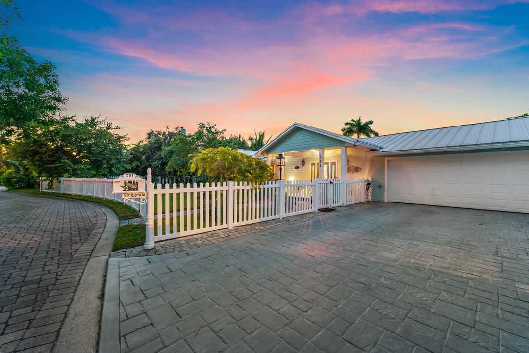 For Sale: $940,000 (4 beds, 2 baths, 1960 Square Feet)
