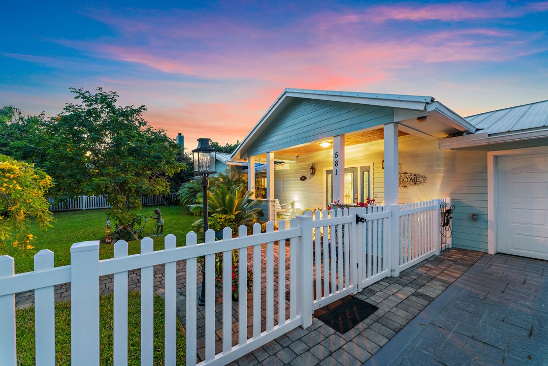 For Sale: $940,000 (4 beds, 2 baths, 1960 Square Feet)