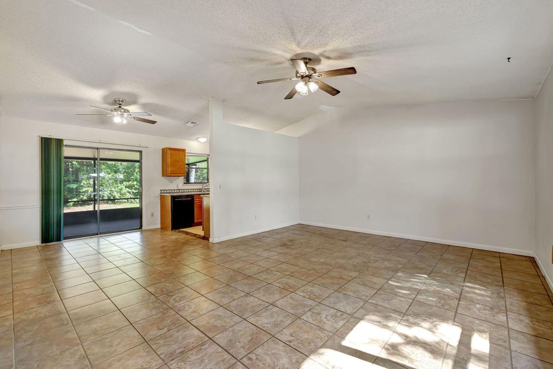 Под контрактом: $229,000 (2 спален, 2 ванн, 1008 Квадратных фут)