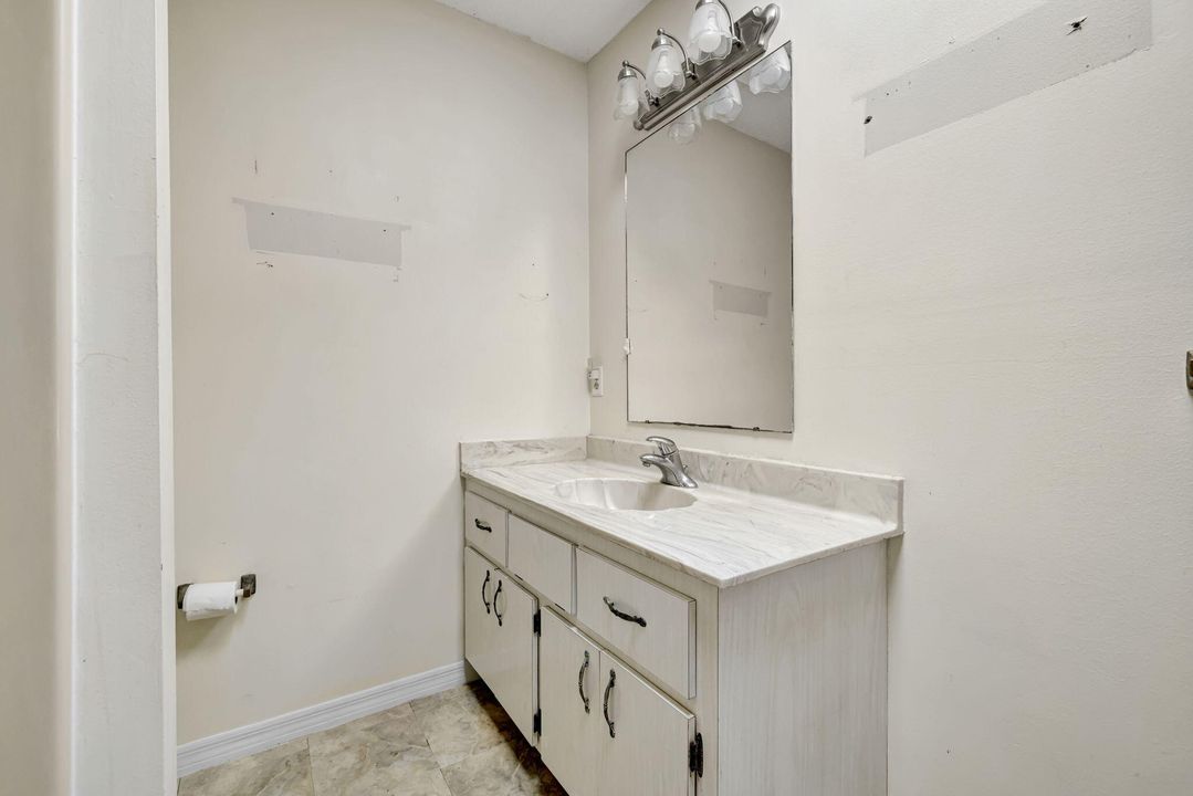 Под контрактом: $229,000 (2 спален, 2 ванн, 1008 Квадратных фут)