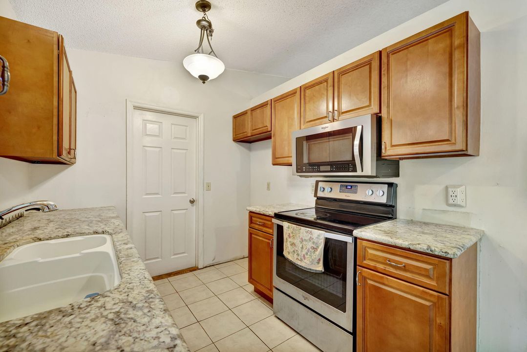 Под контрактом: $229,000 (2 спален, 2 ванн, 1008 Квадратных фут)