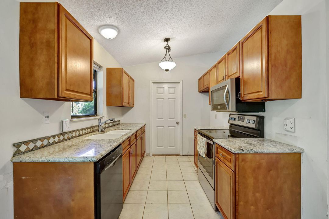 Под контрактом: $229,000 (2 спален, 2 ванн, 1008 Квадратных фут)