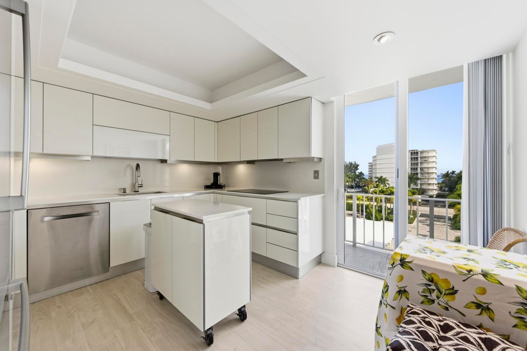 合同活跃: $1,295,000 (1 贝兹, 2 浴室, 1405 平方英尺)