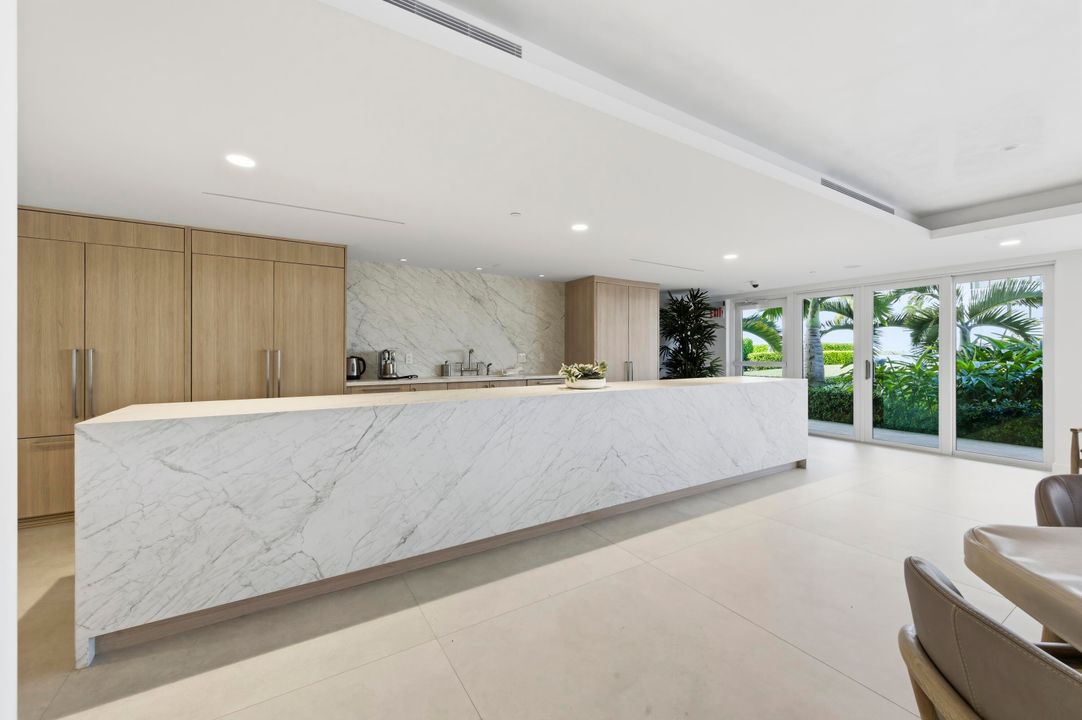 合同活跃: $1,295,000 (1 贝兹, 2 浴室, 1405 平方英尺)