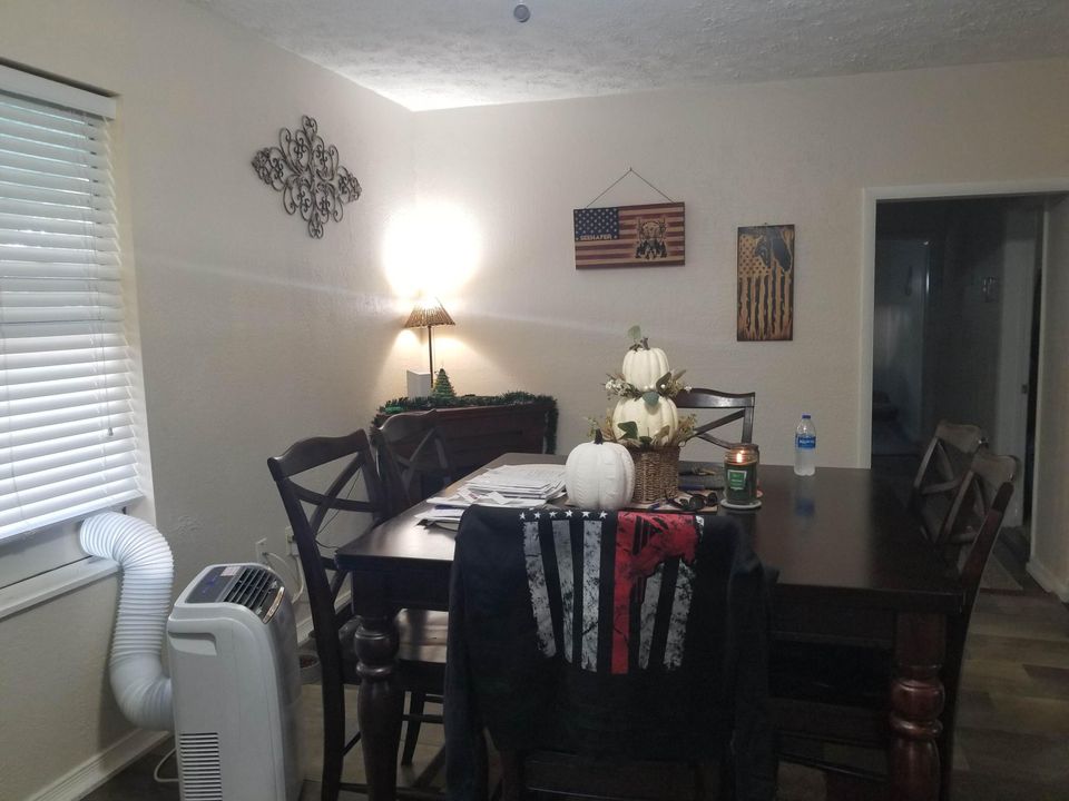 En Venta: $235,000 (4 camas, 2 baños, 1200 Pies cuadrados)