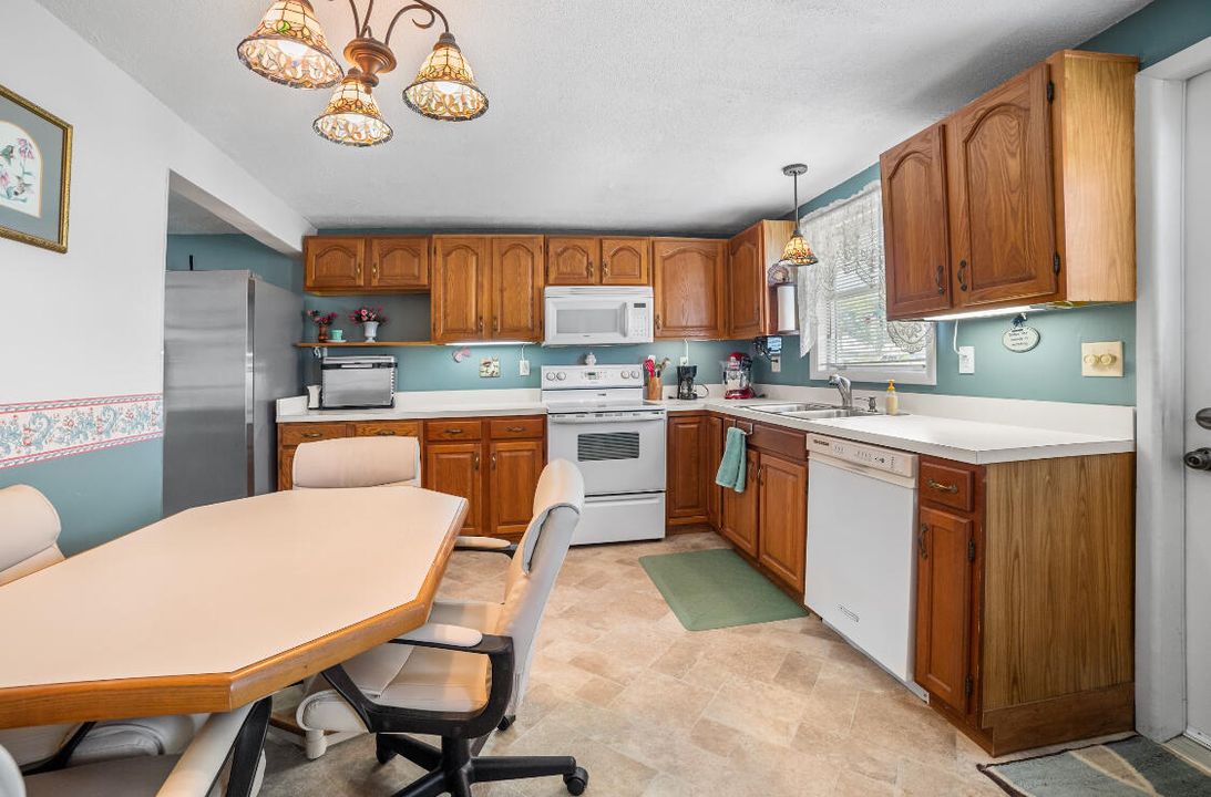 Active With Contract: $230,000 (2 beds, 2 baths, 1158 Square Feet)