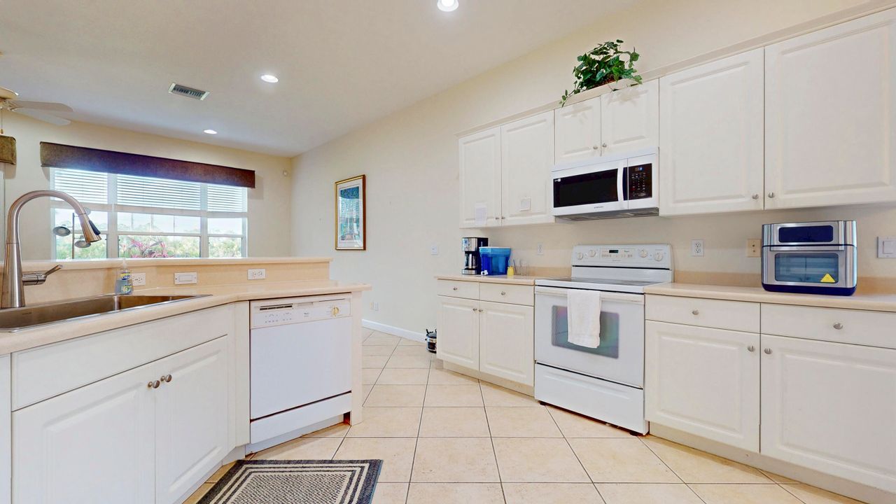 For Sale: $419,000 (2 beds, 2 baths, 2052 Square Feet)