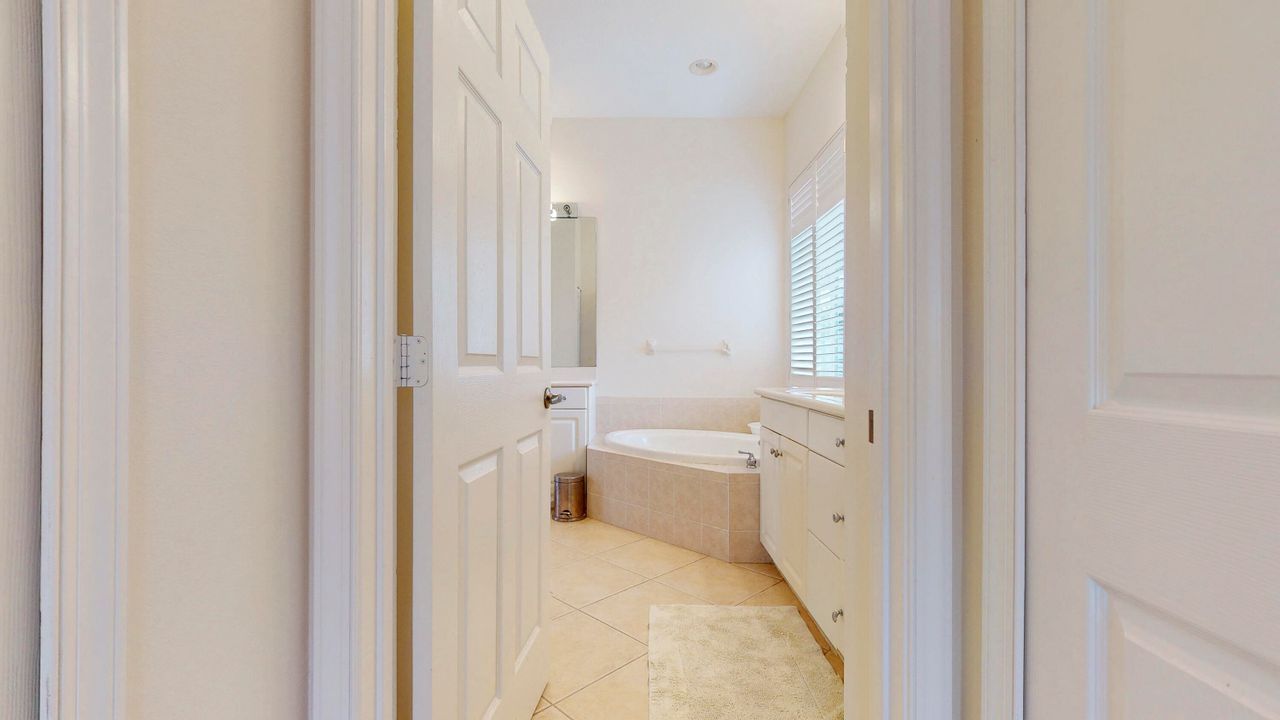 For Sale: $419,000 (2 beds, 2 baths, 2052 Square Feet)