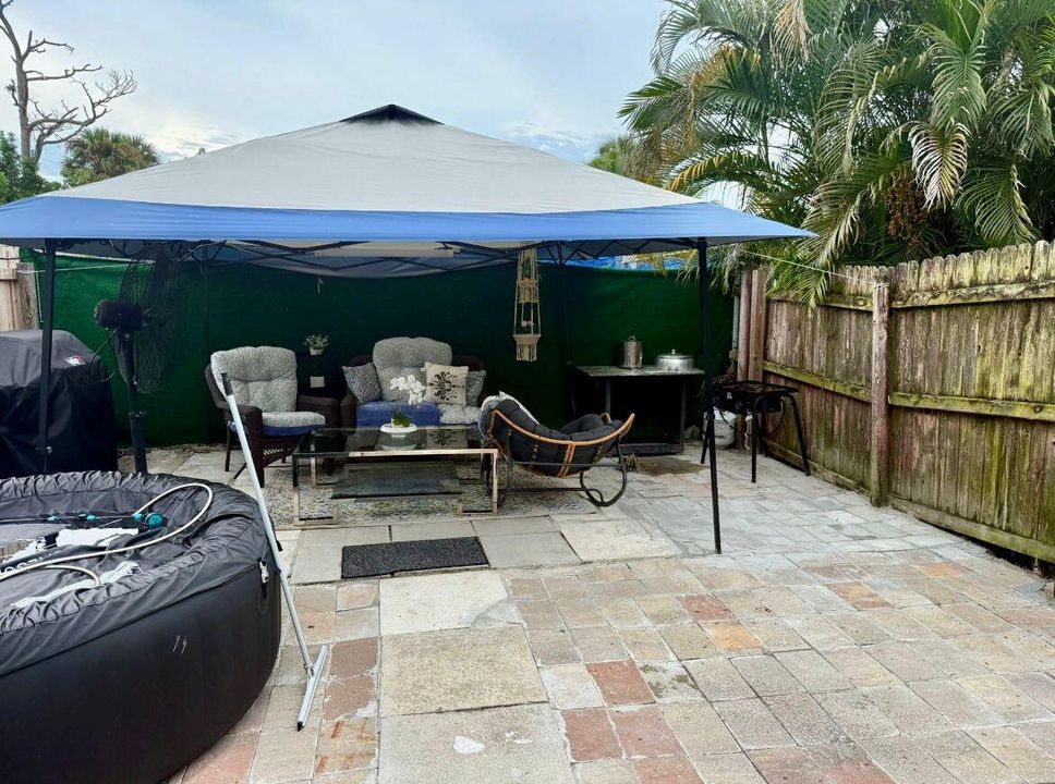 For Rent: $2,200 (2 beds, 1 baths, 770 Square Feet)