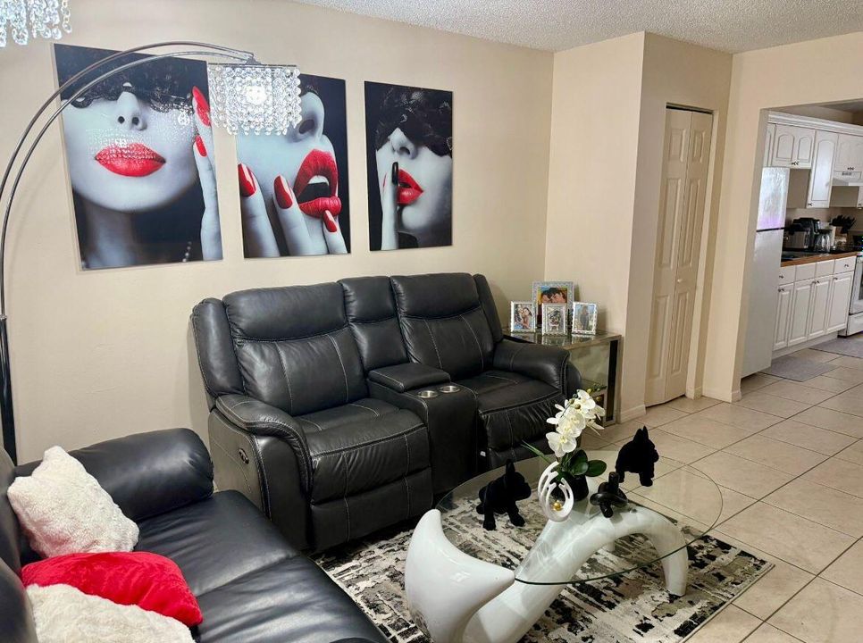 For Rent: $2,200 (2 beds, 1 baths, 770 Square Feet)