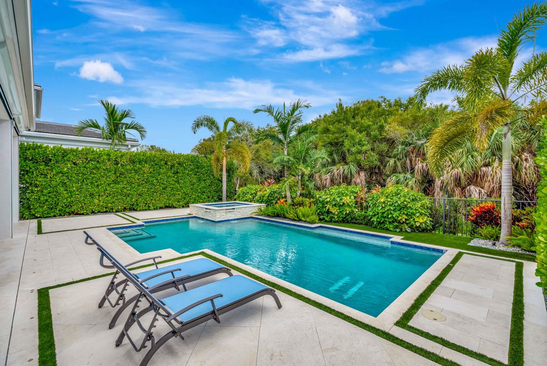 Под контрактом: $3,500,000 (4 спален, 4 ванн, 3918 Квадратных фут)