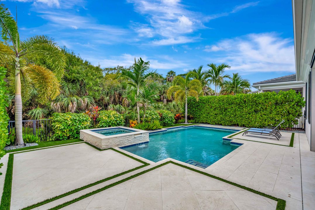 Под контрактом: $3,500,000 (4 спален, 4 ванн, 3918 Квадратных фут)