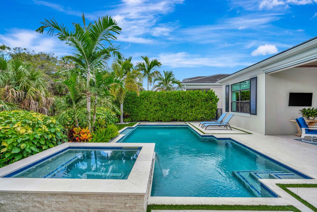 Под контрактом: $3,500,000 (4 спален, 4 ванн, 3918 Квадратных фут)