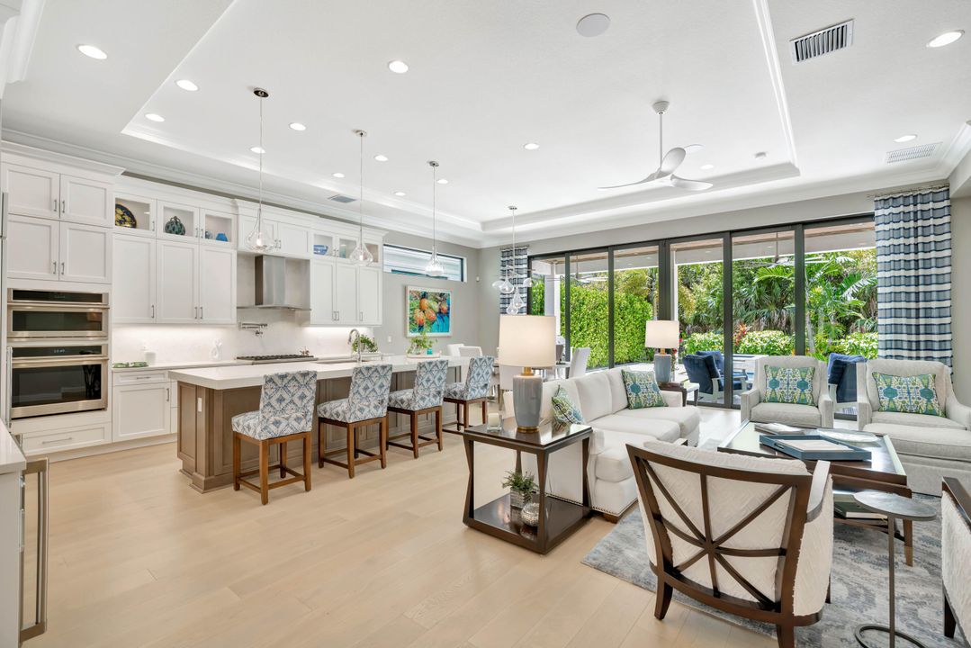 Под контрактом: $3,500,000 (4 спален, 4 ванн, 3918 Квадратных фут)