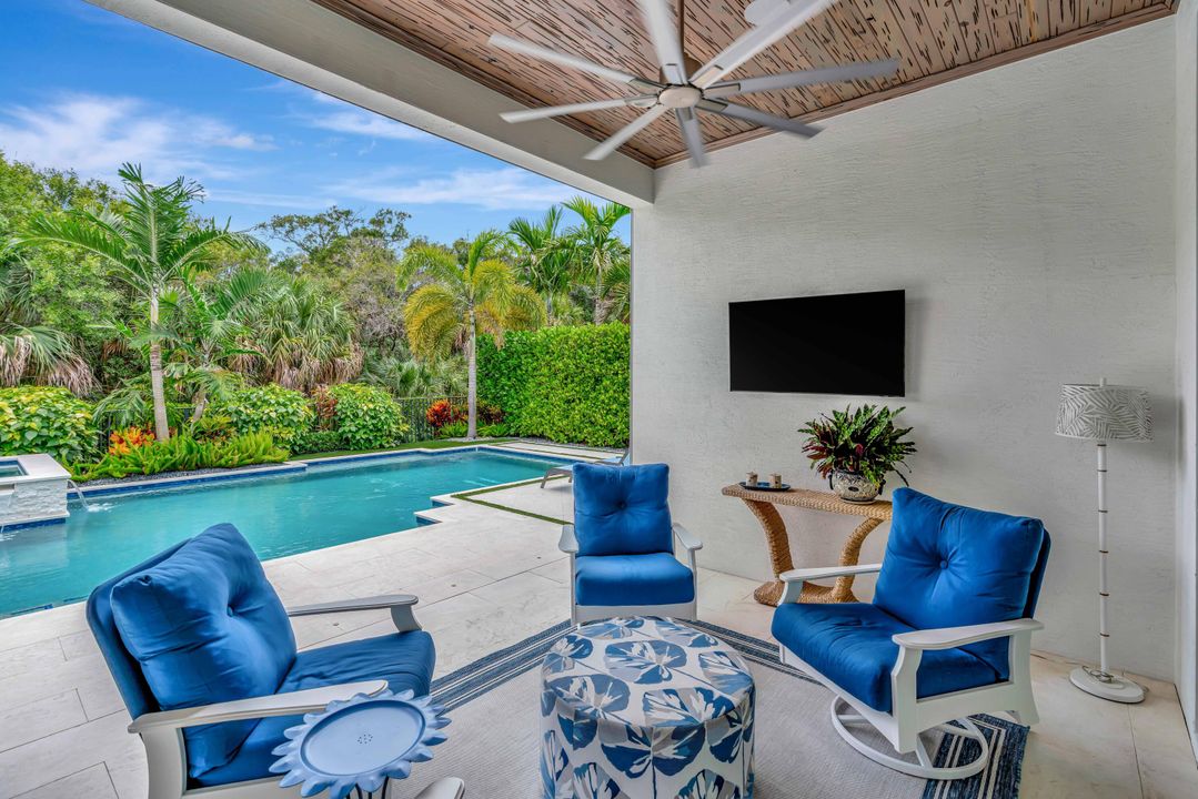 Под контрактом: $3,500,000 (4 спален, 4 ванн, 3918 Квадратных фут)