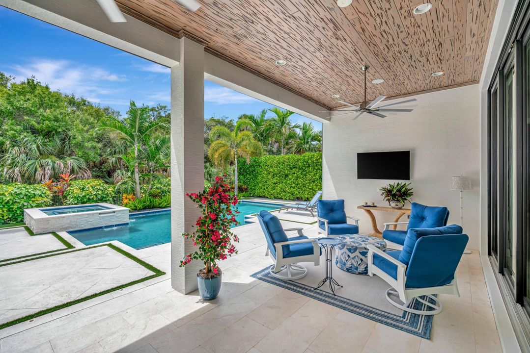 Под контрактом: $3,500,000 (4 спален, 4 ванн, 3918 Квадратных фут)