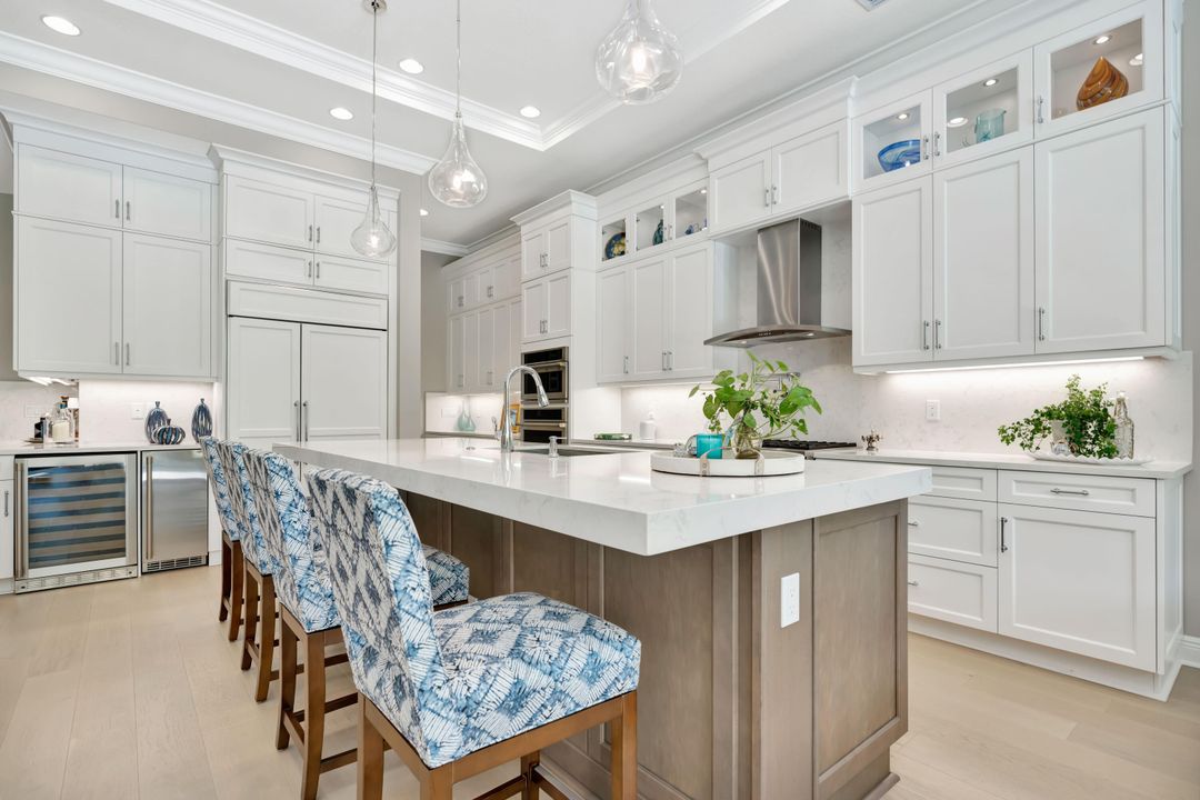 Под контрактом: $3,500,000 (4 спален, 4 ванн, 3918 Квадратных фут)