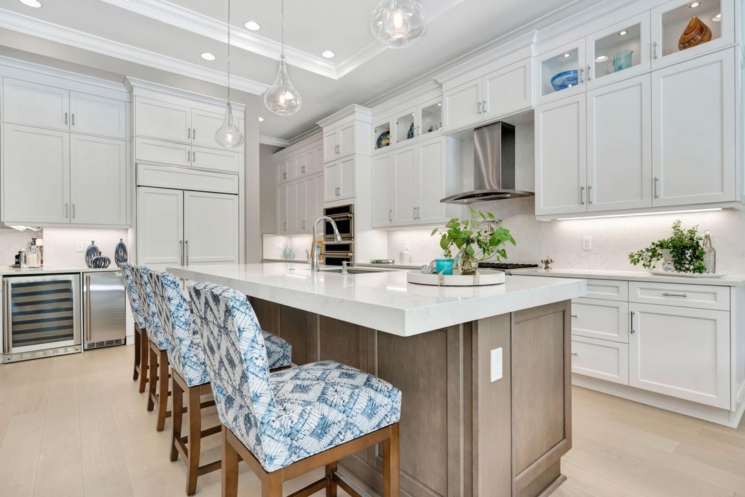 Под контрактом: $3,500,000 (4 спален, 4 ванн, 3918 Квадратных фут)