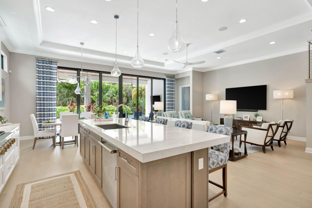 Под контрактом: $3,500,000 (4 спален, 4 ванн, 3918 Квадратных фут)