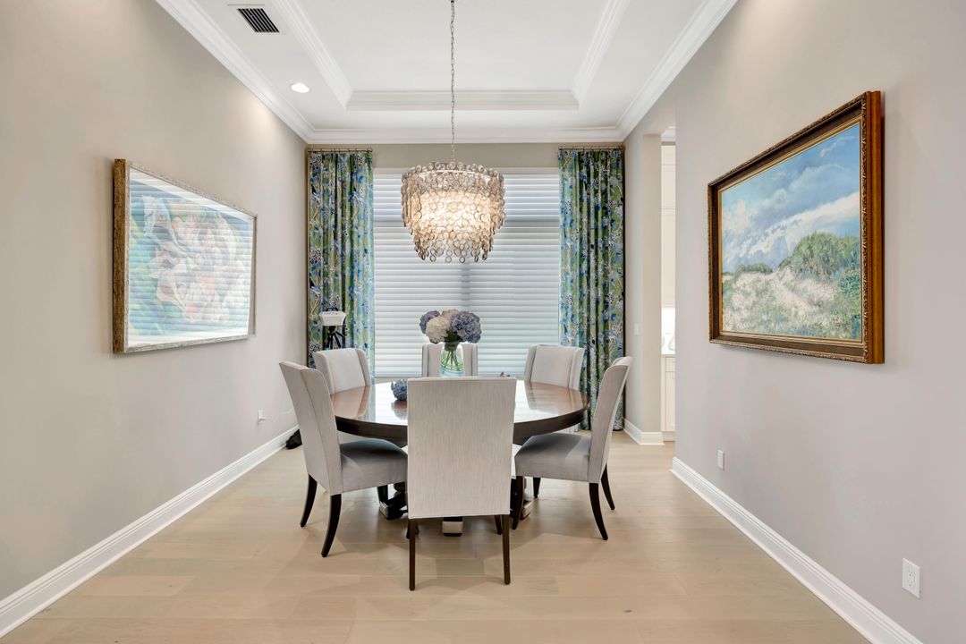 Под контрактом: $3,500,000 (4 спален, 4 ванн, 3918 Квадратных фут)