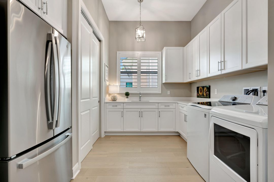 Под контрактом: $3,500,000 (4 спален, 4 ванн, 3918 Квадратных фут)