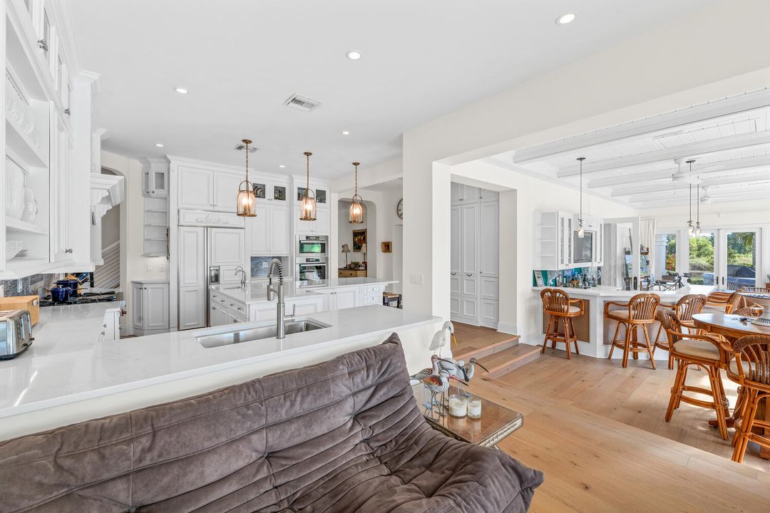 For Sale: $6,975,000 (6 beds, 6 baths, 7844 Square Feet)