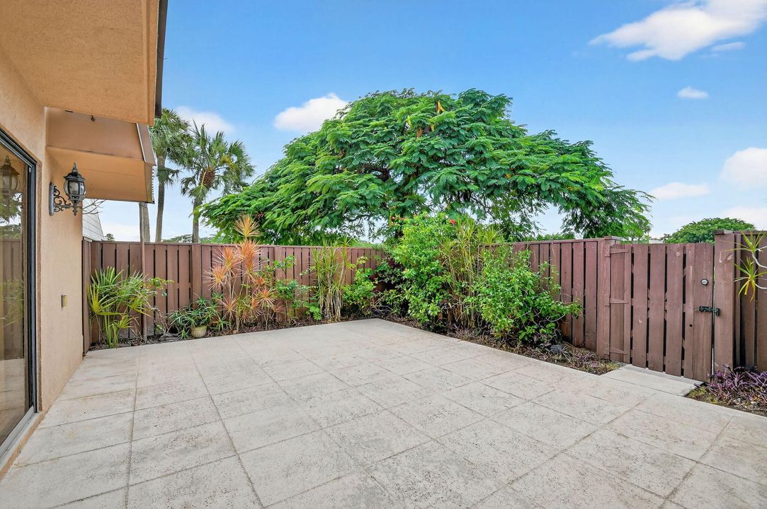 Под контрактом: $250,000 (2 спален, 2 ванн, 1236 Квадратных фут)