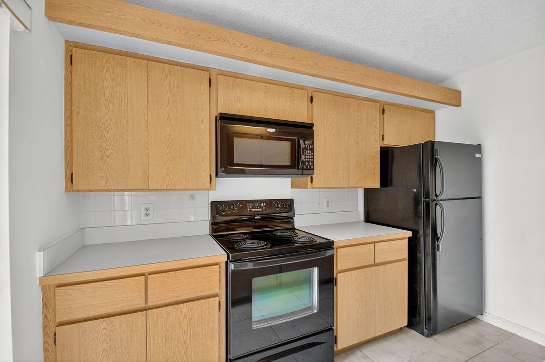 Под контрактом: $250,000 (2 спален, 2 ванн, 1236 Квадратных фут)