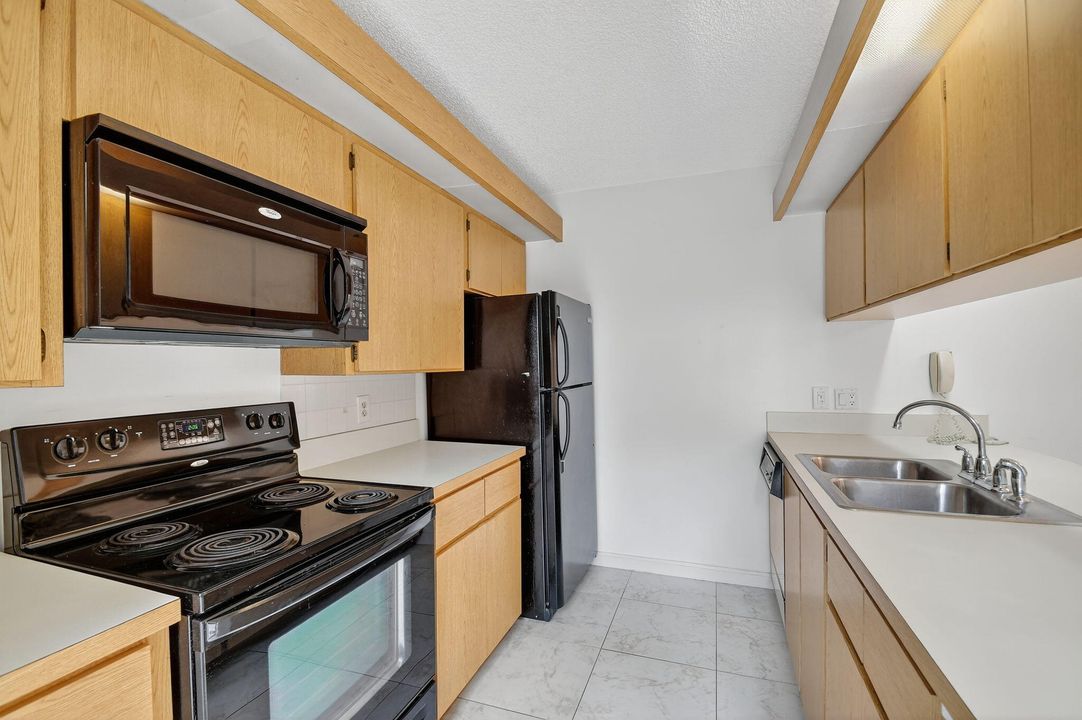 Под контрактом: $250,000 (2 спален, 2 ванн, 1236 Квадратных фут)