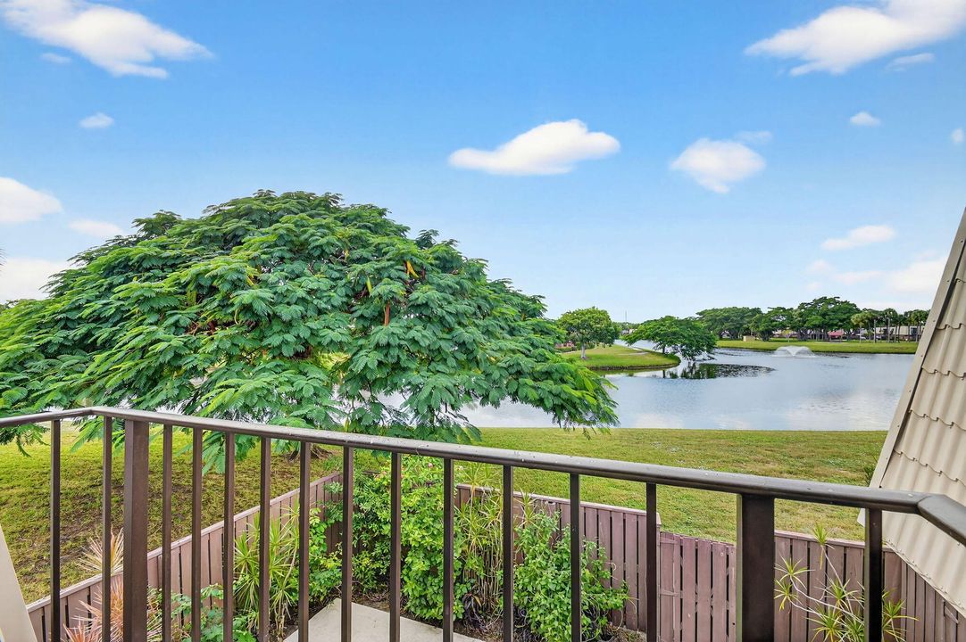 Под контрактом: $250,000 (2 спален, 2 ванн, 1236 Квадратных фут)