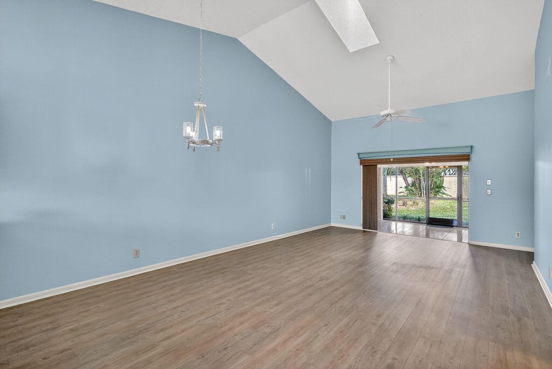 待售: $329,000 (2 贝兹, 2 浴室, 1306 平方英尺)