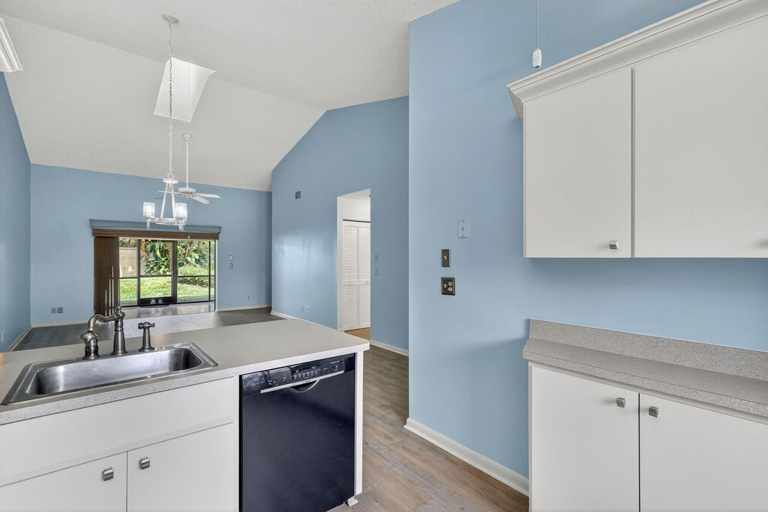 待售: $329,000 (2 贝兹, 2 浴室, 1306 平方英尺)